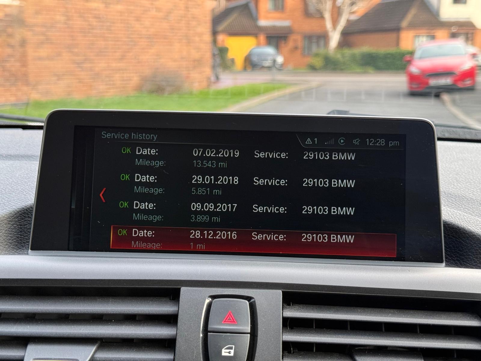 BMW 118d - side angle